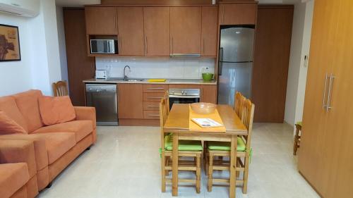 a small kitchen with a table and a couch at Enginyapartaments in Figueres