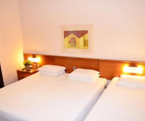 two beds in a bedroom with two white pillows at Hotel Amoreiras in Extrema
