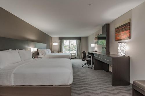 una camera d'albergo con un grande letto e una scrivania di Holiday Inn Mishawaka, an IHG Hotel a Mishawaka