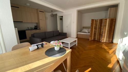Sunny little studio-City centre & train station