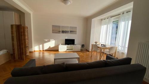 Sunny little studio-City centre & train station