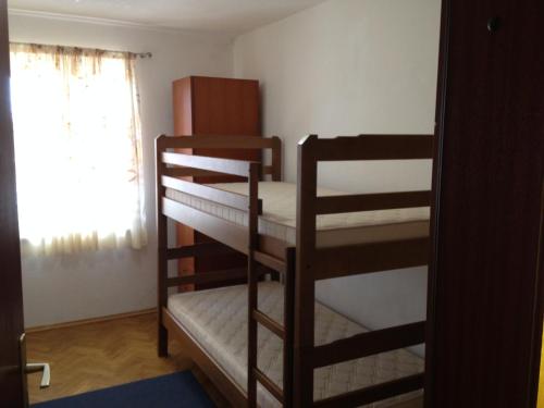 Krevet ili kreveti na sprat u jedinici u okviru objekta Apartments Jelusic