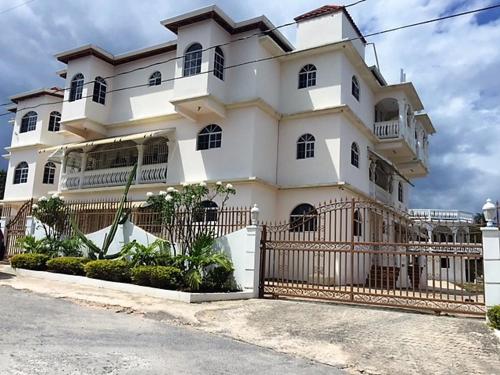 Edificio en el que se encuentra el hostal o pensión