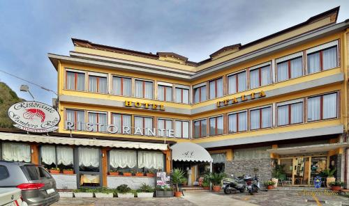 un bâtiment avec une moto garée devant lui dans l'établissement Hotel Italia, à Lerici