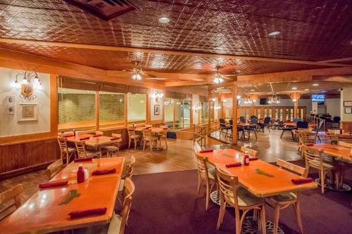 a restaurant with tables and chairs in a room at Doubletree By Hilton Battle Creek in Battle Creek