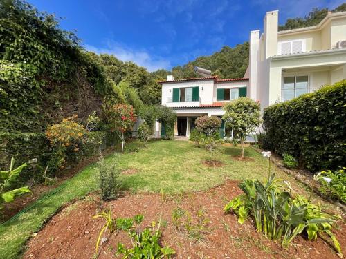 Ocean Views - Scenic Garden Getaway