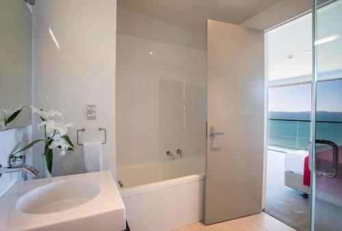 Et badeværelse på Doubtless Bay Villas