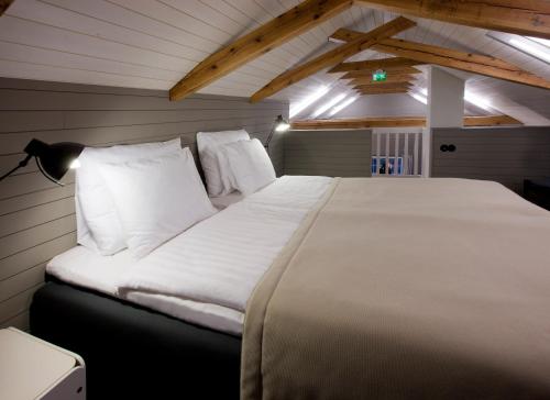 Ahlströmin Ruukki Noormarkku tesisinde bir odada yatak veya yataklar
