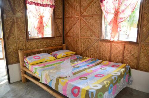 Posteľ alebo postele v izbe v ubytovaní Sablayan Paraiso Beach Resort