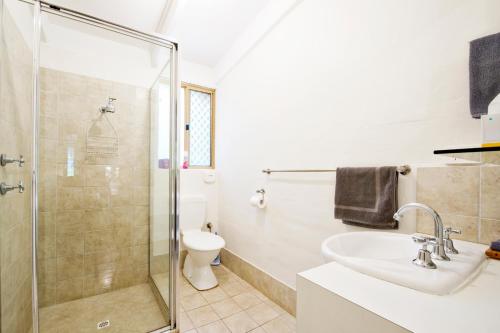 een badkamer met een douche, een wastafel en een toilet bij Peppermint Brook Cottages in Margaret River Town