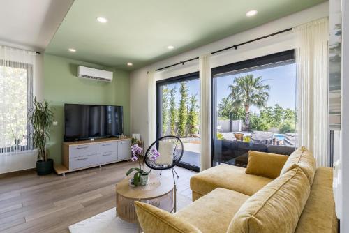 Villa Belvedere, Luxury Sea View Villa with Pool