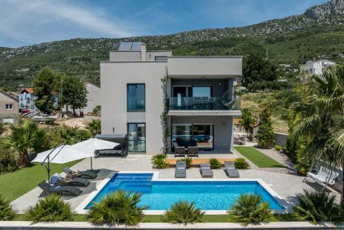 Villa Belvedere, Luxury Sea View Villa with Pool