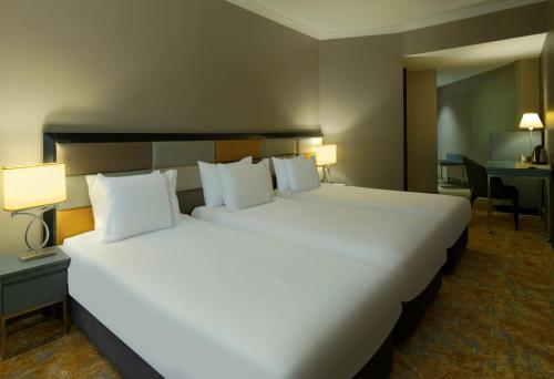 Advantage Three Single Bed with City View