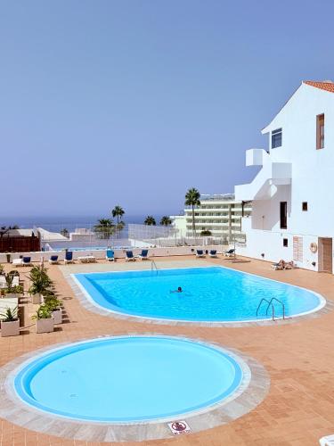 Bright 1BR with Views & Pool, Fañabé Beach, LA510