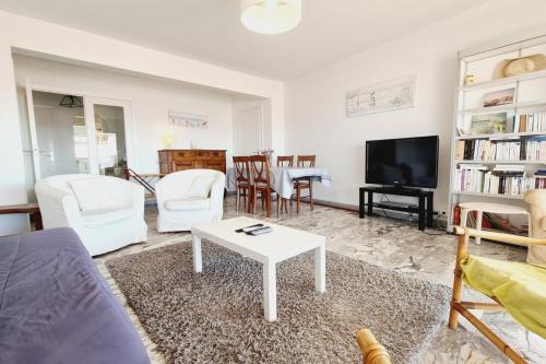 2-bedroom apt with gorgeous sea & city view