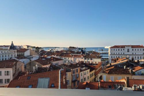 2-bedroom apt with gorgeous sea & city view