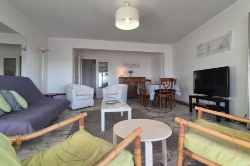 2-bedroom apt with gorgeous sea & city view