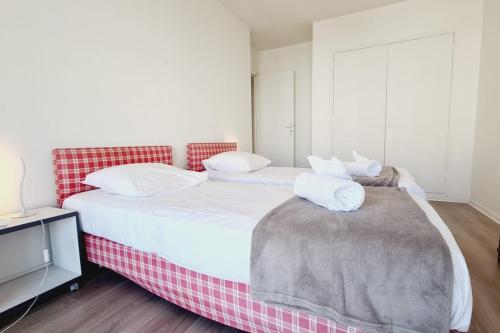 2-bedroom apt with gorgeous sea & city view