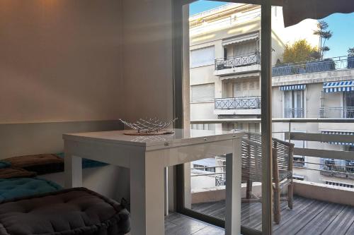 2 bedroom apt with AC next to the Martinez hotel
