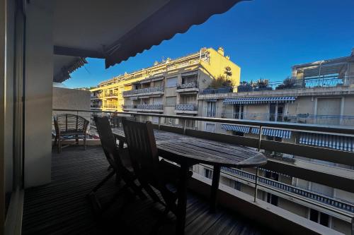 2 bedroom apt with AC next to the Martinez hotel