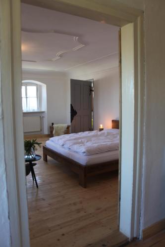 Postel nebo postele na pokoji v ubytování Historisches Pfarrhaus Nähe Schloss Neuschwanstein