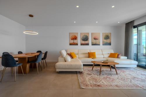 Lme81B - Modern 3Br Apartment Estepona