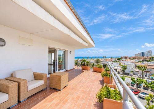 Gran terraza y vistas al mar junto a la playa
