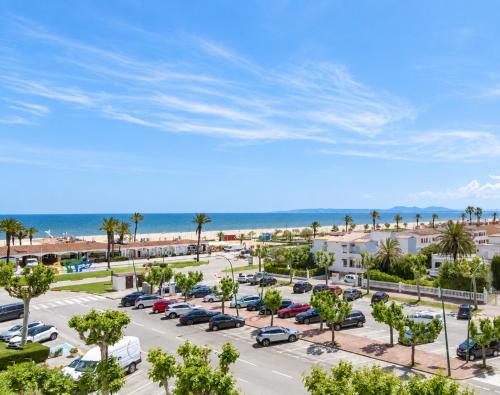 Gran terraza y vistas al mar junto a la playa