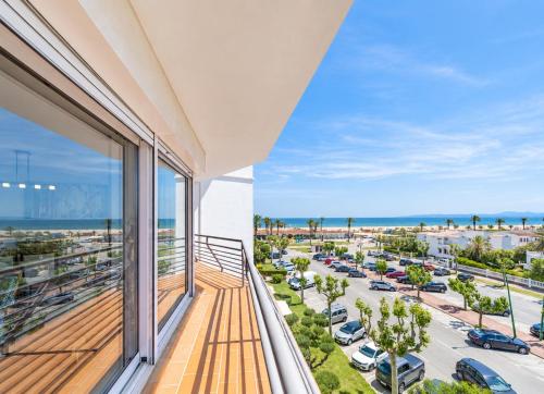 Gran terraza y vistas al mar junto a la playa
