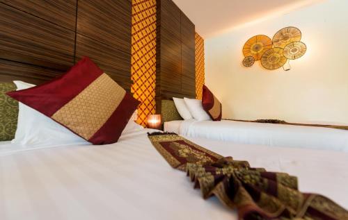two beds in a hotel room with two beds sidx sidx at Sita Beach Resort in Ko Lipe