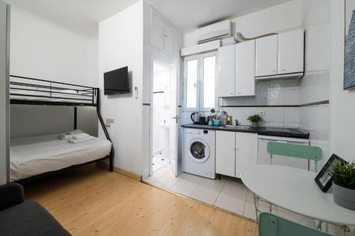 Loft Céntrico junto al Metro a 12 min de Plaza España con AC, WiFi y Lavadora
