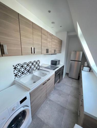 Paris - Luxury Category - Gold Triangle Up to 10 guests with AC