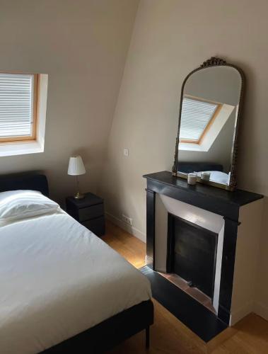 Paris - Luxury Category - Gold Triangle Up to 10 guests with AC
