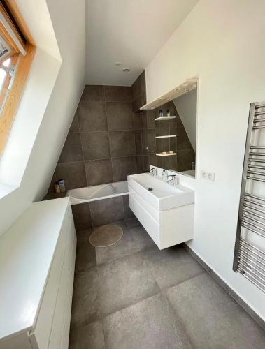 Paris - Luxury Category - Gold Triangle Up to 10 guests with AC