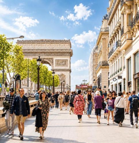Paris - Luxury Category - Gold Triangle Up to 10 guests with AC