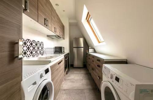 Paris - Luxury Category - Gold Triangle Up to 10 guests with AC