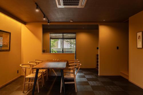 鶴Inn 庭園 檜風呂 関空 難波 大阪へ直通 花園町駅7分 バス2 トイレ3 最大12名 松栄居