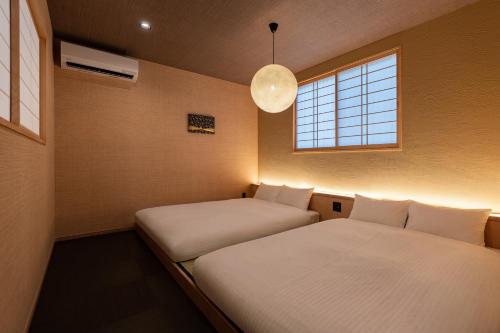 鶴Inn 庭園 檜風呂 関空 難波 大阪へ直通 花園町駅7分 バス2 トイレ3 最大12名 松栄居