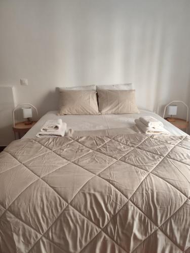 Soft Chic Design Flat - Steps from Fokionos
