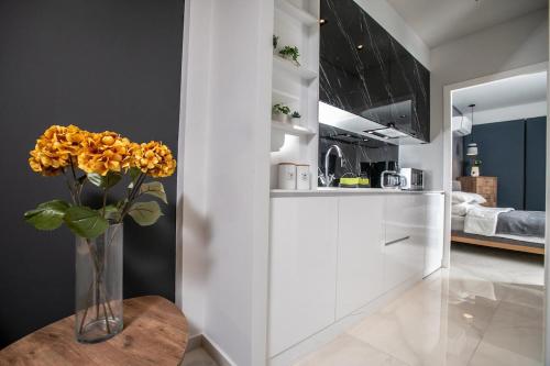 Modern Central Studio 10' Walk to Aristotelous
