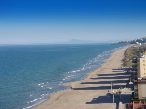 an aerial view of a beach with buildings and the ocean at Alqueria de Vilches in Cullera