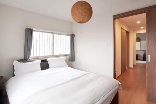 Wandering Cloud , Designer Guesthouse ,3 Bedrooms, 2 Bathrooms, 2 Showers , 2 Minute Walk to Tennoji Subway , Hot Spring Just a 30 Second Walk Away , Free Parking