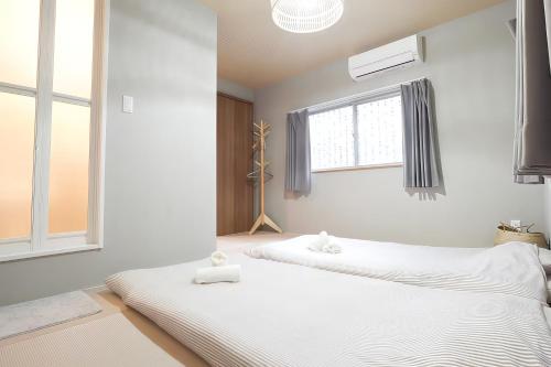 Wandering Cloud , Designer Guesthouse ,3 Bedrooms, 2 Bathrooms, 2 Showers , 2 Minute Walk to Tennoji Subway , Hot Spring Just a 30 Second Walk Away , Free Parking