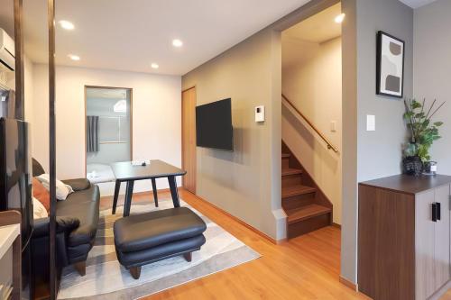 Wandering Cloud , Designer Guesthouse ,3 Bedrooms, 2 Bathrooms, 2 Showers , 2 Minute Walk to Tennoji Subway , Hot Spring Just a 30 Second Walk Away , Free Parking
