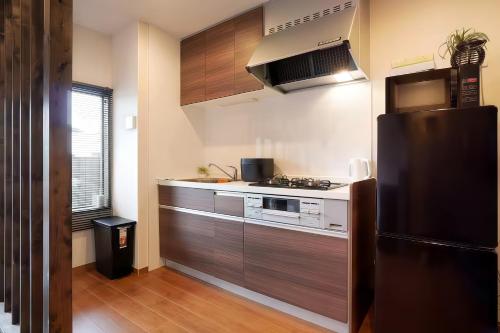 Wandering Cloud , Designer Guesthouse ,3 Bedrooms, 2 Bathrooms, 2 Showers , 2 Minute Walk to Tennoji Subway , Hot Spring Just a 30 Second Walk Away , Free Parking