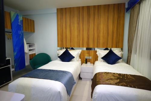 two beds in a hotel room with at five6 Hotel Splendour in Singapore