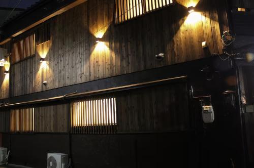 Wandering Cloud , Designer Guesthouse ,3 Bedrooms, 2 Bathrooms, 2 Showers , 2 Minute Walk to Tennoji Subway , Hot Spring Just a 30 Second Walk Away , Free Parking