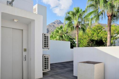 Marbella Golden Mile Townhouse, Pool & Sea Views
