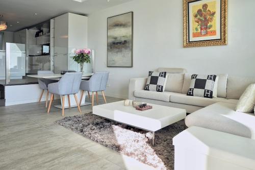 Marbella Golden Mile Townhouse, Pool & Sea Views