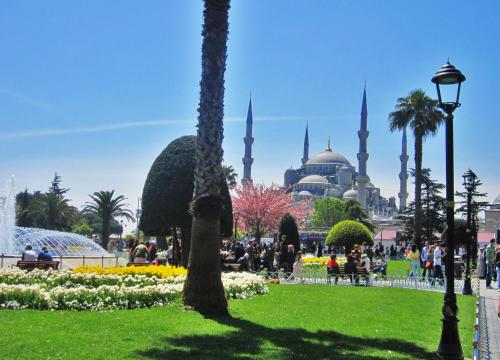イスタンブールにあるSeyri Istanbul Hotelの公園の人々と共に青いモスクを望む